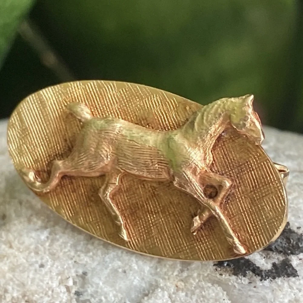 14k gold ring with horse and crosshatch background - Picture 3 of 17